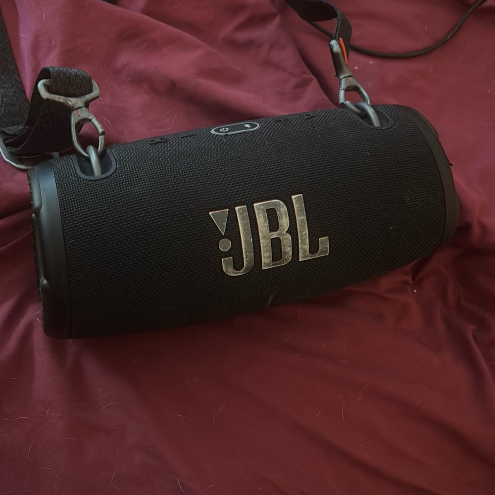 JBL Black Bluetooth Speaker with Strap

(Tweeter is also broken)